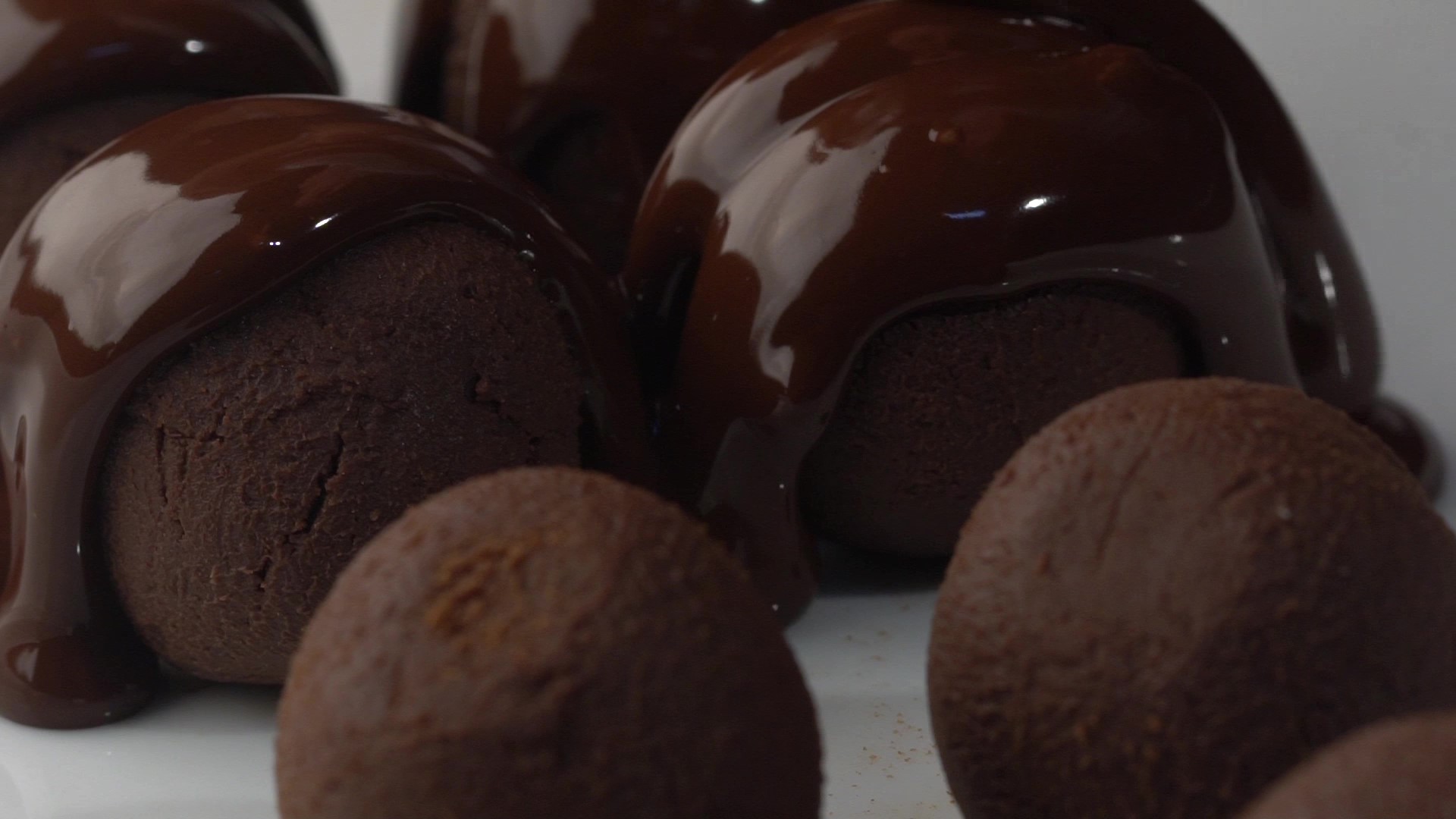 2_Y2FuZHkgcG91cmVkIGNob2NvbGF0ZQ_Moment